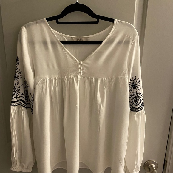 White blouse with navy blue stitching around the arms - Picture 1 of 2